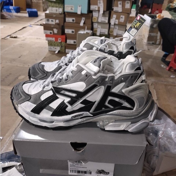 Belenciaga runners - Picture 13 of 13